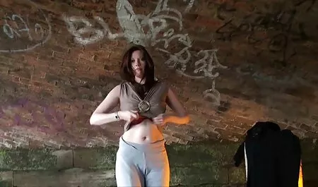 オナニーは革張りのソファに配置されています。 女性 av 画像