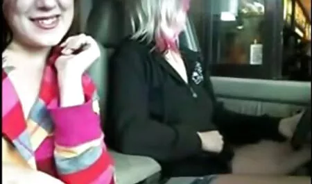 女の子の胸と彼のコックを舐める。 エロ 動画 オナニー 女