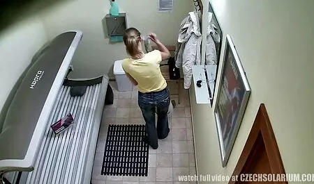 ロシアの女の子は彼女の友人の猫で遊んでいます。 女性 えろ 動画