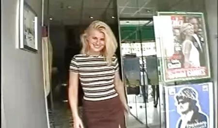 男の前でナディアの足。 女 水着 動画