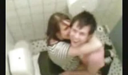 ベッドの上の男の気まぐれを満たす。 女性 動画 水着