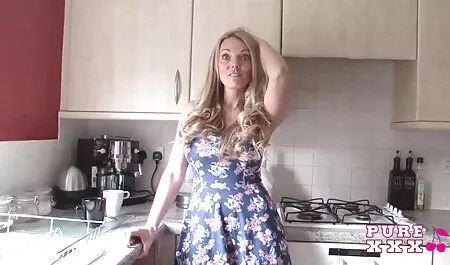 森の中のメンバーのために拳を握っている男。 エロ 女 教師 動画