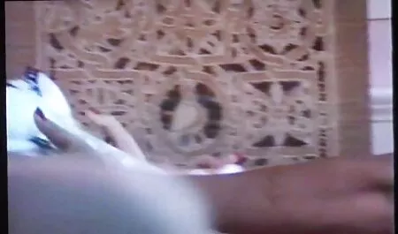 犬の赤い羽はディックに座っています。 エロ 動画 女