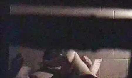 彼女の膣を見る人のための非常に若い女の子。 女 の 乳首 動画
