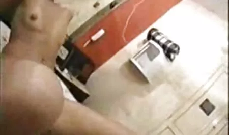 彼女のボーイフレンドの大きな雄鶏を吸って痙攣させる。 エロ い 女 エロ 動画
