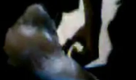 目を覚まし、メンバーに餌を与え始める。 エ 動画 女性