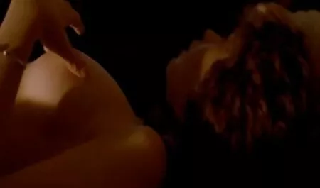 スキニーな女の子のマウンド所有者の大きなコックと。 熟成 女 無料 動画